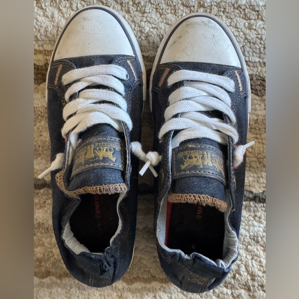 Levi’s slip-on women’s sneakers - pre-loved/EUC like new Size 6 - Picture 2 of 5